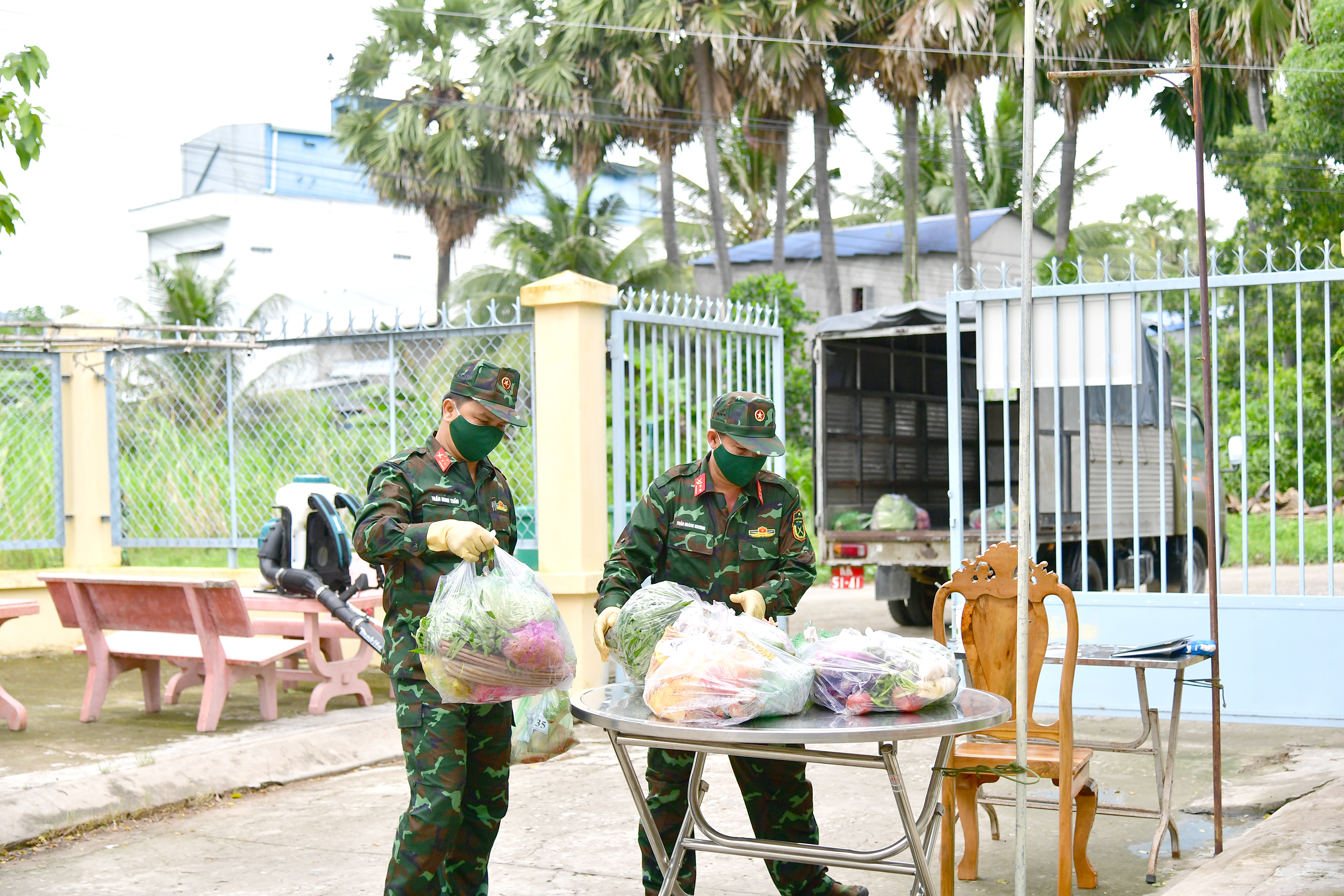 Bảo đảm thực phẩm cho khu gia đình cán bộ, chiến sĩ